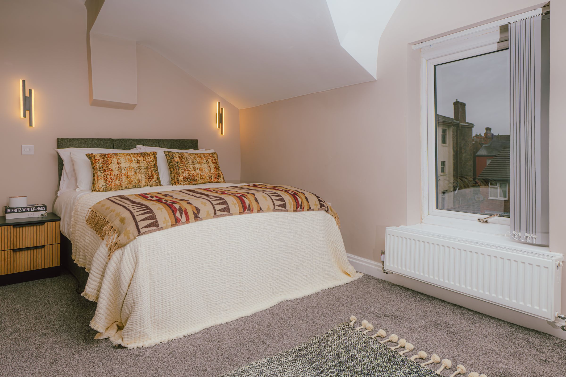 Bright furnished double room in a house we manage
